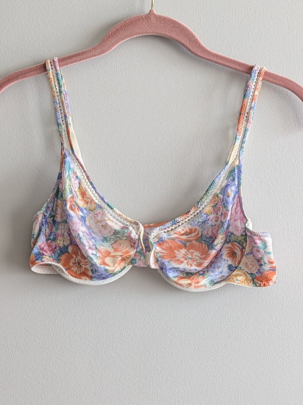 Vintage Warners #1577 Bright Shine Nylon Underwire Bra 38B Front Clasp Floral